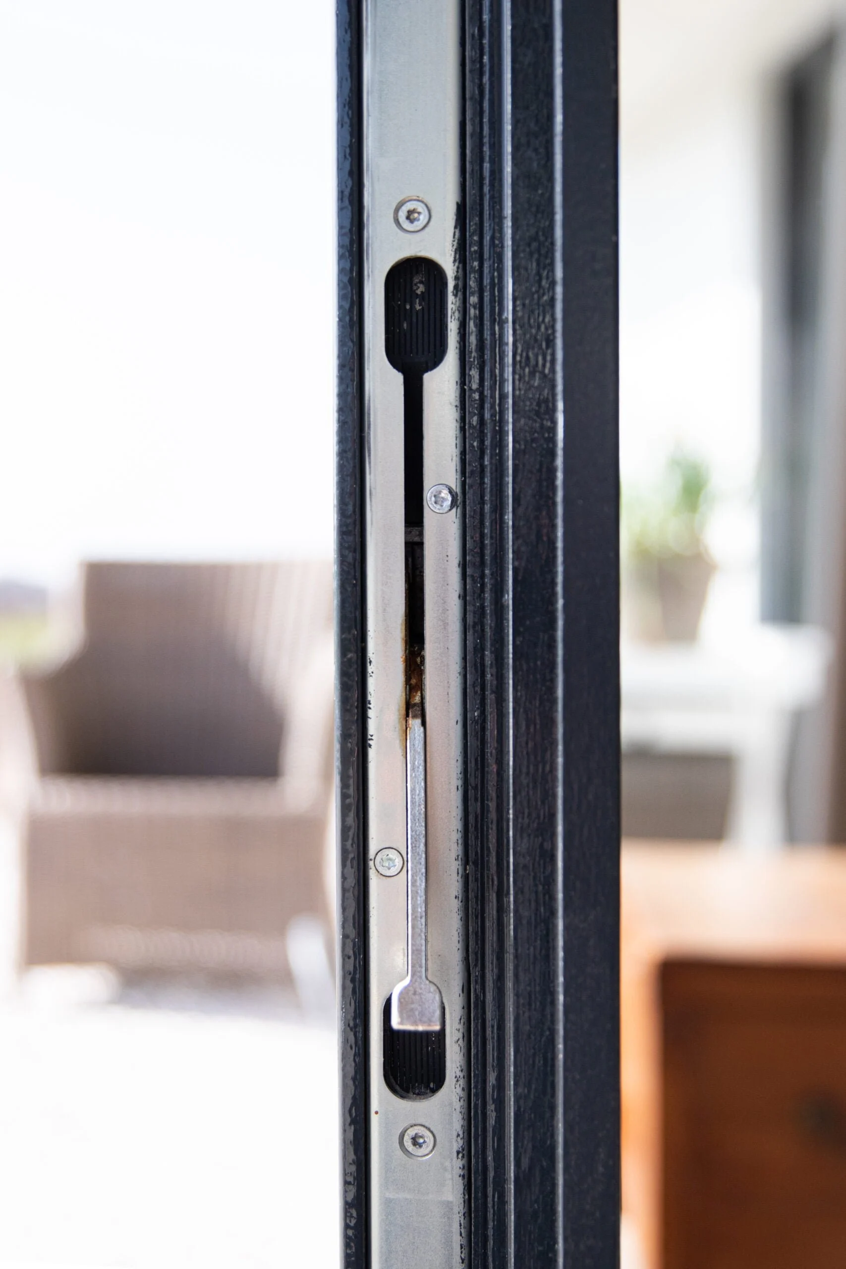 Close-up van het sluitmechanisme in een mahoniehouten dubbele deur met verzonken metalen sluitkom – Toelevering Online