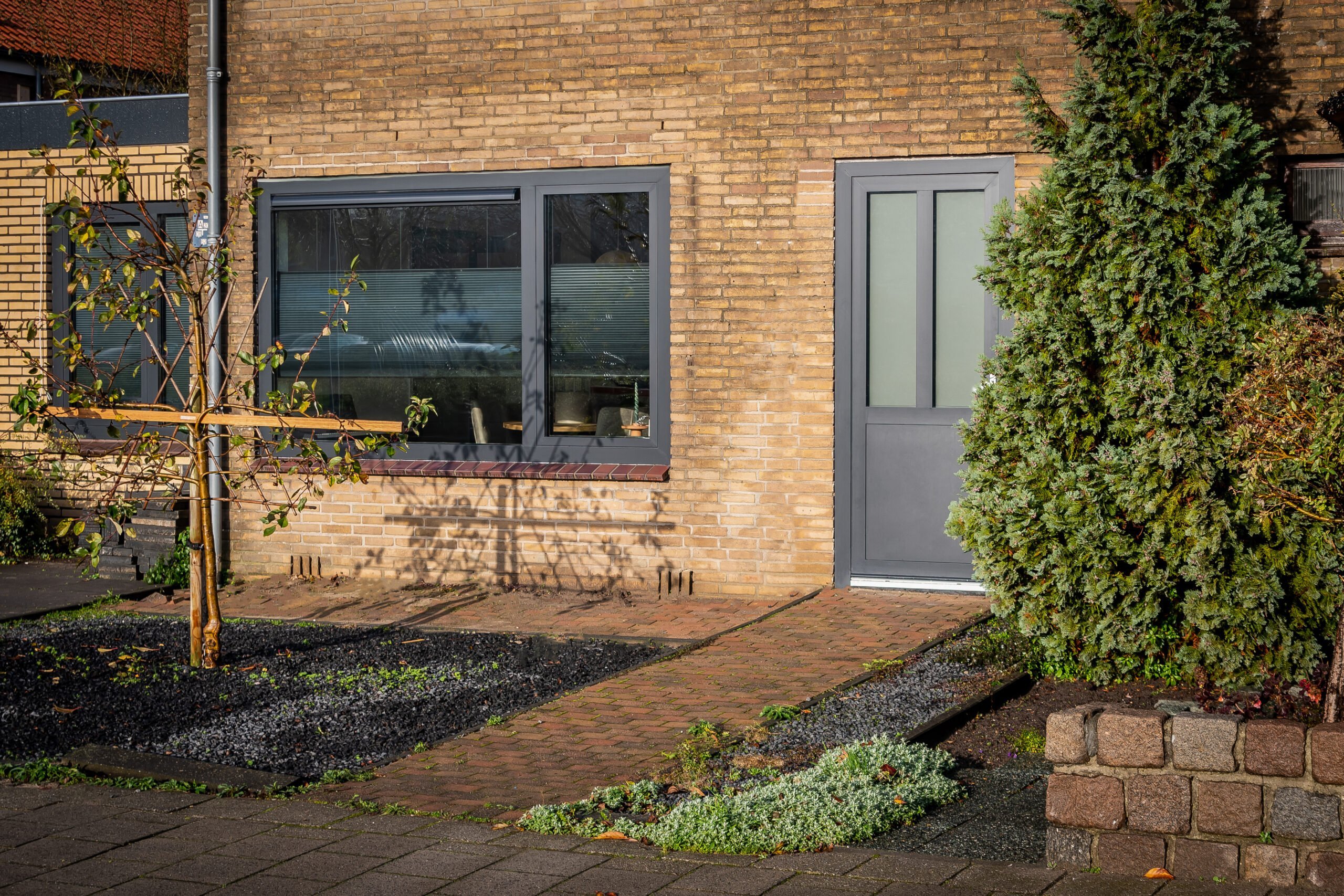 Draaikiepdeur met zijlicht links - binnendraaiend | aluminium